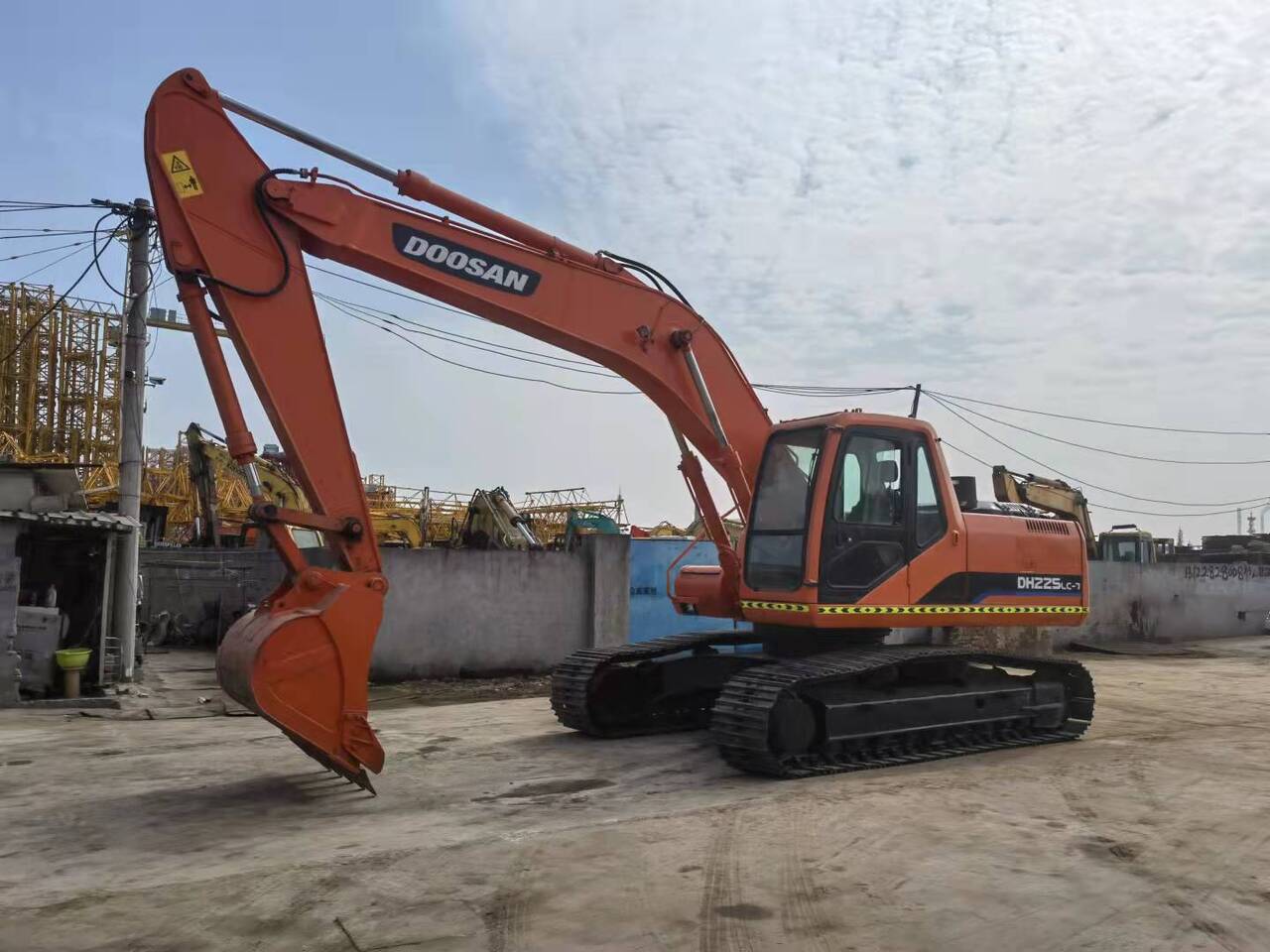 DOOSAN DH225LC-7 - Lánctalpas kotró: 3 kép. DOOSAN DH225LC-7 - Lánctalpas kotró: 3 kép.