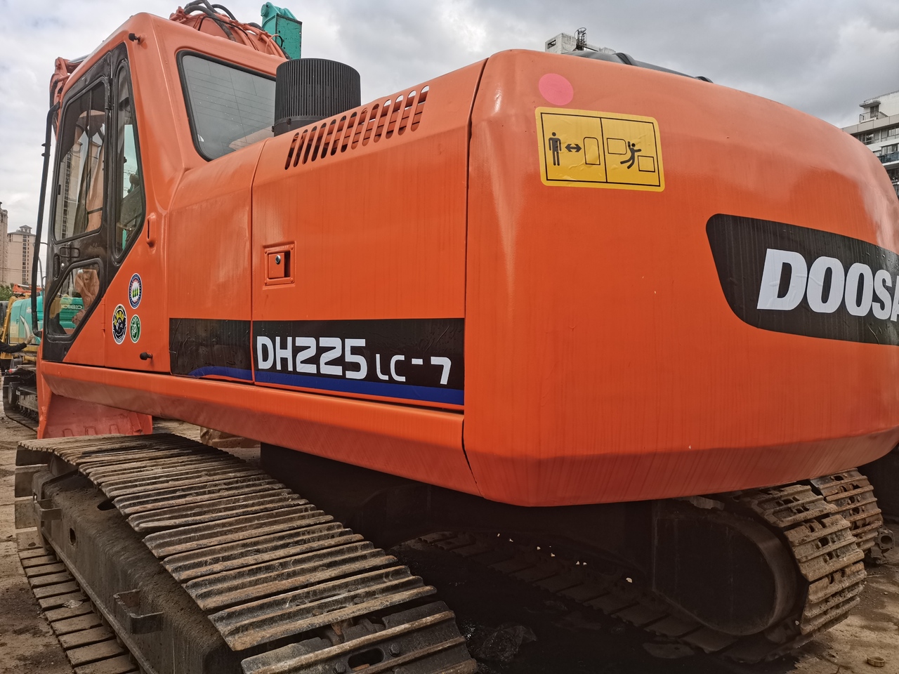 DOOSAN DH225LC-7 - Lánctalpas kotró: 2 kép. DOOSAN DH225LC-7 - Lánctalpas kotró: 2 kép.