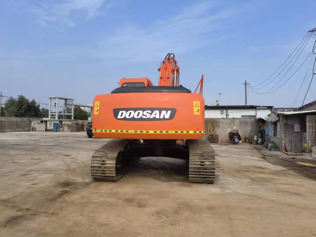 DOOSAN DH225LC-7 - Lánctalpas kotró: 2 kép. DOOSAN DH225LC-7 - Lánctalpas kotró: 2 kép.