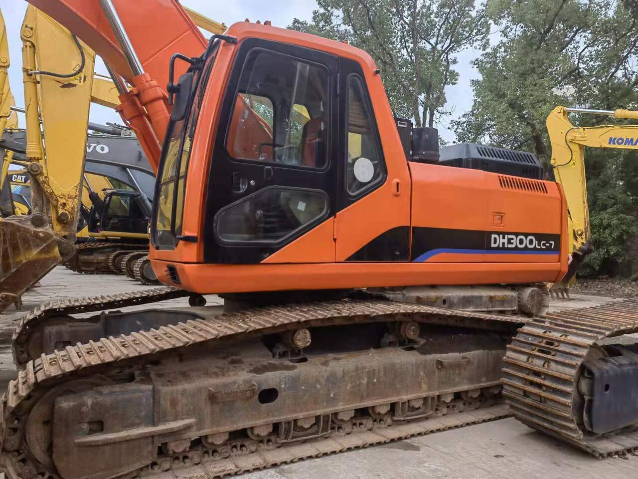 DOOSAN DH300 - Lánctalpas kotró: 1 kép. DOOSAN DH300 - Lánctalpas kotró: 1 kép.