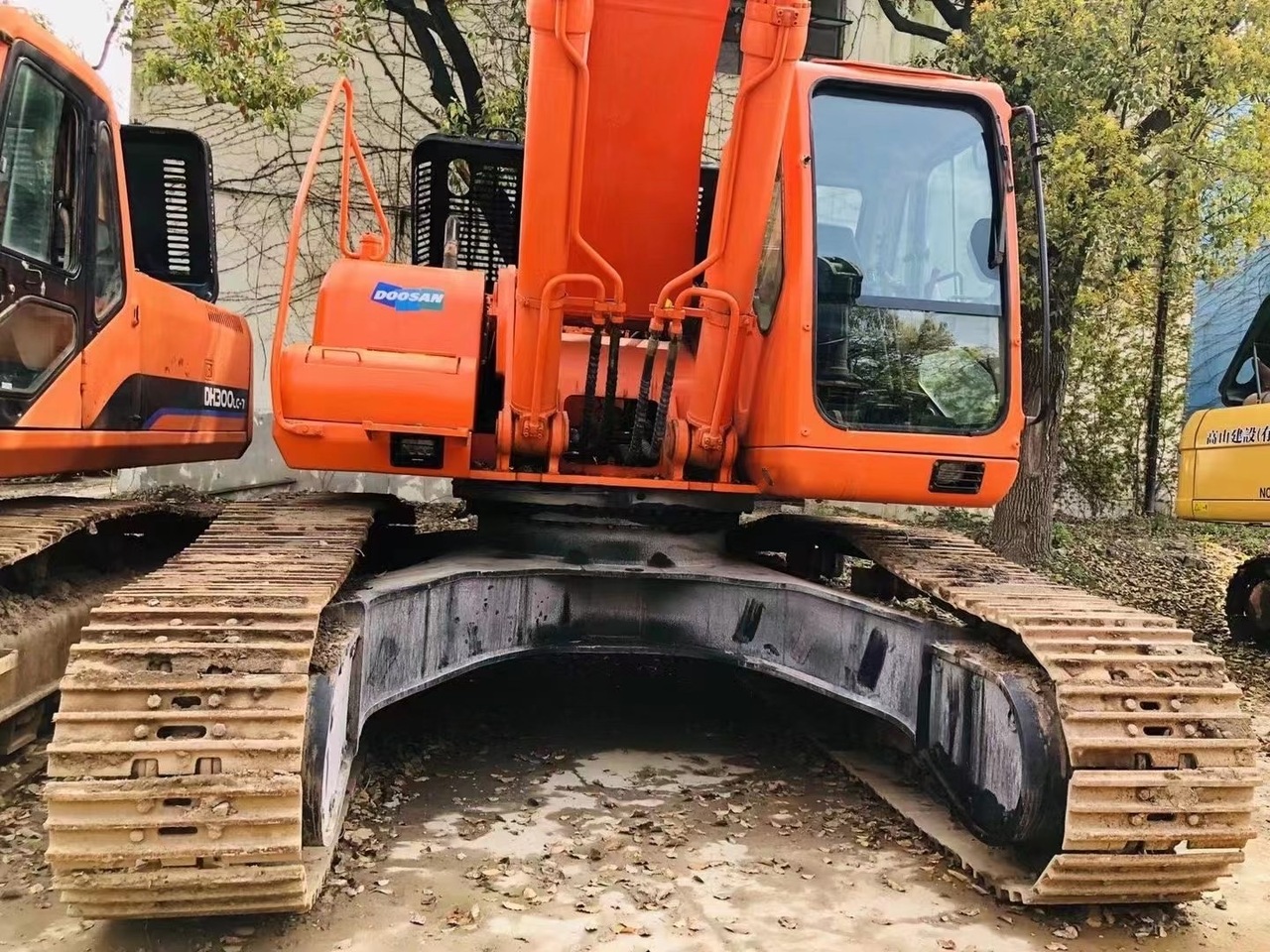 DOOSAN DH420LC-7 - Lánctalpas kotró: 3 kép. DOOSAN DH420LC-7 - Lánctalpas kotró: 3 kép.