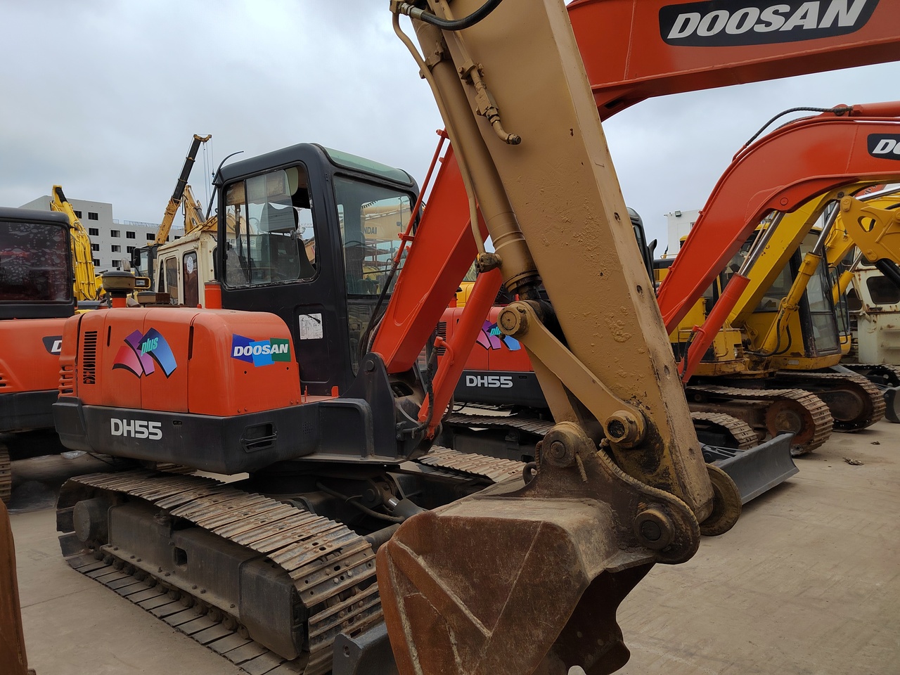 DOOSAN DH55 - Minikotró: 2 kép. DOOSAN DH55 - Minikotró: 2 kép.