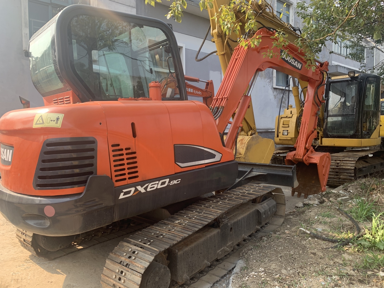 DOOSAN DX60-9 - Minikotró: 2 kép. DOOSAN DX60-9 - Minikotró: 2 kép.