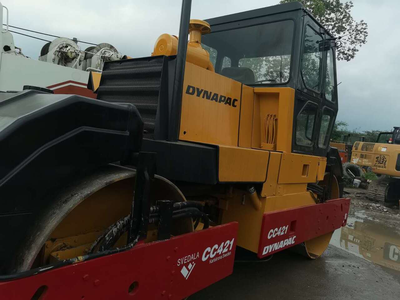 DYNAPAC CC421 - Henger: 2 kép. DYNAPAC CC421 - Henger: 2 kép.