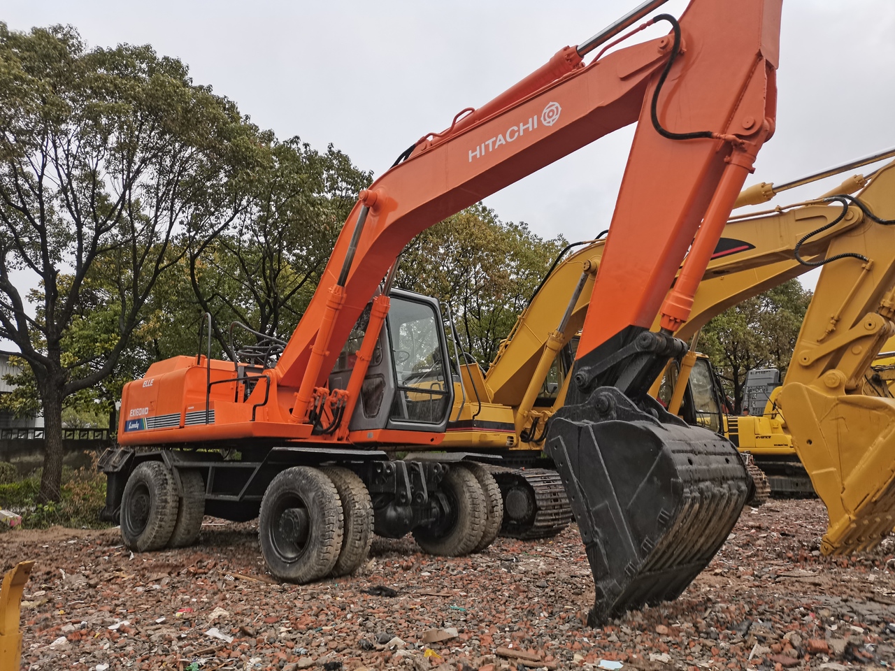 HITACHI EX160WD - Gumikerekes kotró: 4 kép. HITACHI EX160WD - Gumikerekes kotró: 4 kép.