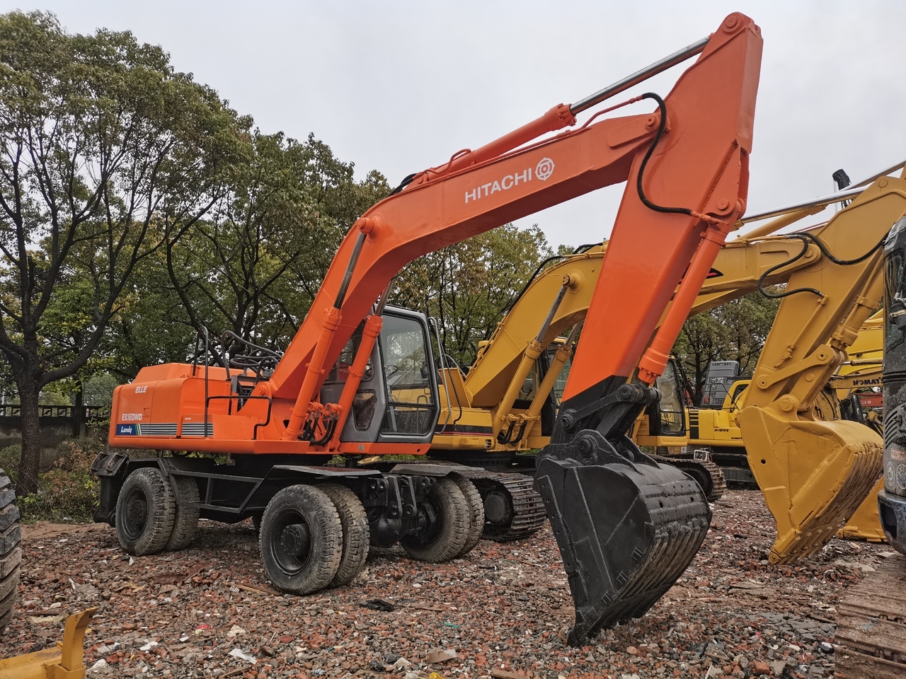 HITACHI EX160WD - Gumikerekes kotró: 1 kép. HITACHI EX160WD - Gumikerekes kotró: 1 kép.