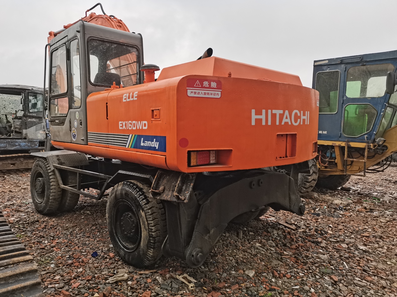 HITACHI EX160WD - Gumikerekes kotró: 2 kép. HITACHI EX160WD - Gumikerekes kotró: 2 kép.