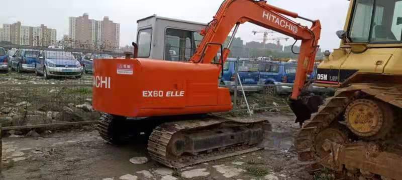 HITACHI EX60 - Lánctalpas kotró: 1 kép. HITACHI EX60 - Lánctalpas kotró: 1 kép.