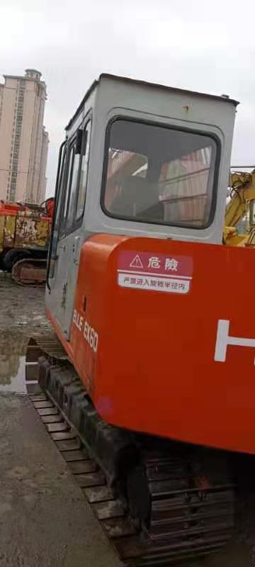 HITACHI EX60 - Lánctalpas kotró: 3 kép. HITACHI EX60 - Lánctalpas kotró: 3 kép.