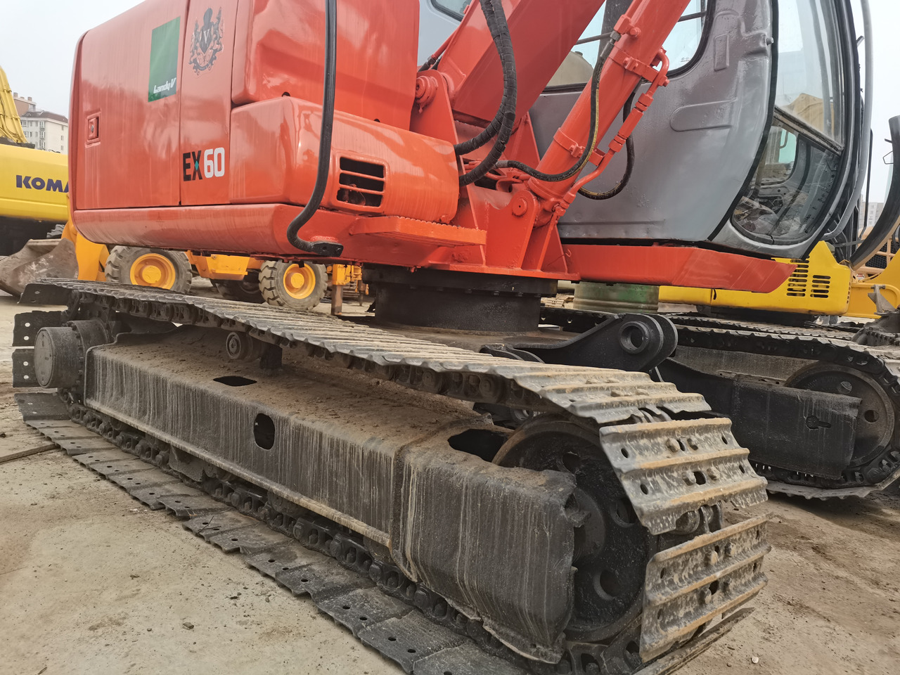HITACHI EX60 - Lánctalpas kotró: 3 kép. HITACHI EX60 - Lánctalpas kotró: 3 kép.