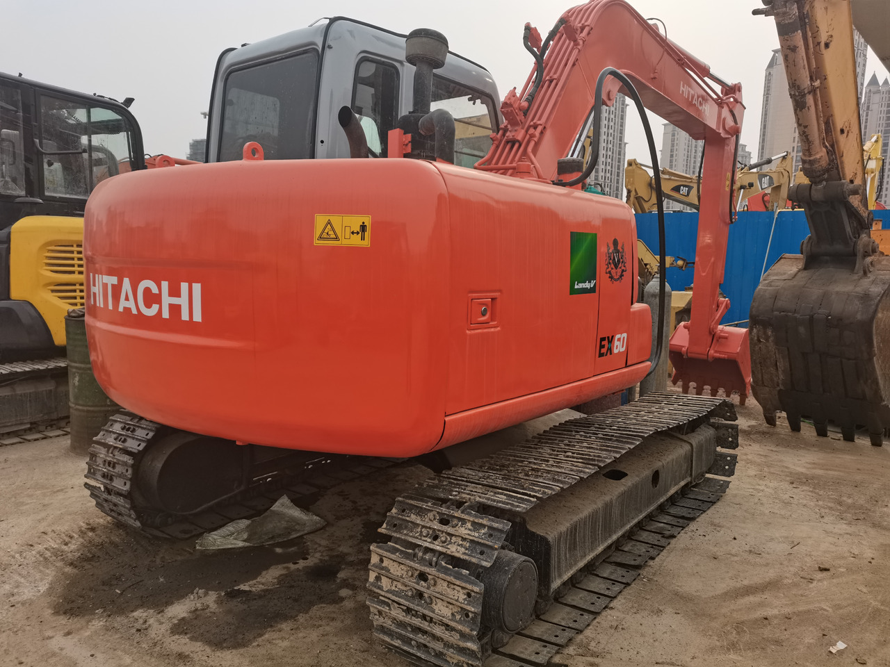 HITACHI EX60 - Lánctalpas kotró: 2 kép. HITACHI EX60 - Lánctalpas kotró: 2 kép.
