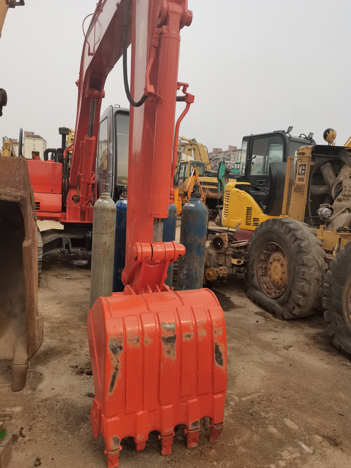 HITACHI EX60 - Lánctalpas kotró: 4 kép. HITACHI EX60 - Lánctalpas kotró: 4 kép.