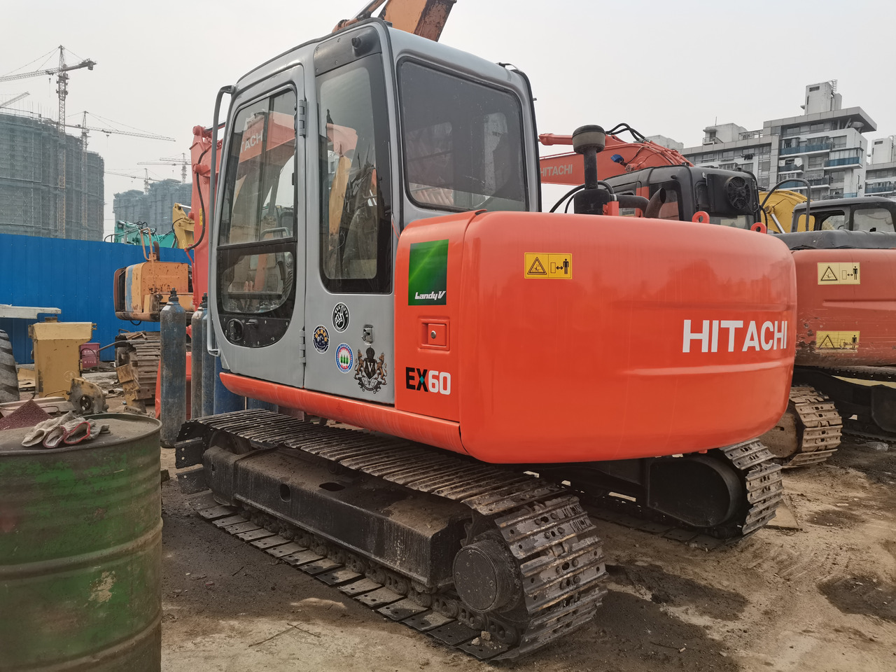 HITACHI EX60 - Lánctalpas kotró: 1 kép. HITACHI EX60 - Lánctalpas kotró: 1 kép.