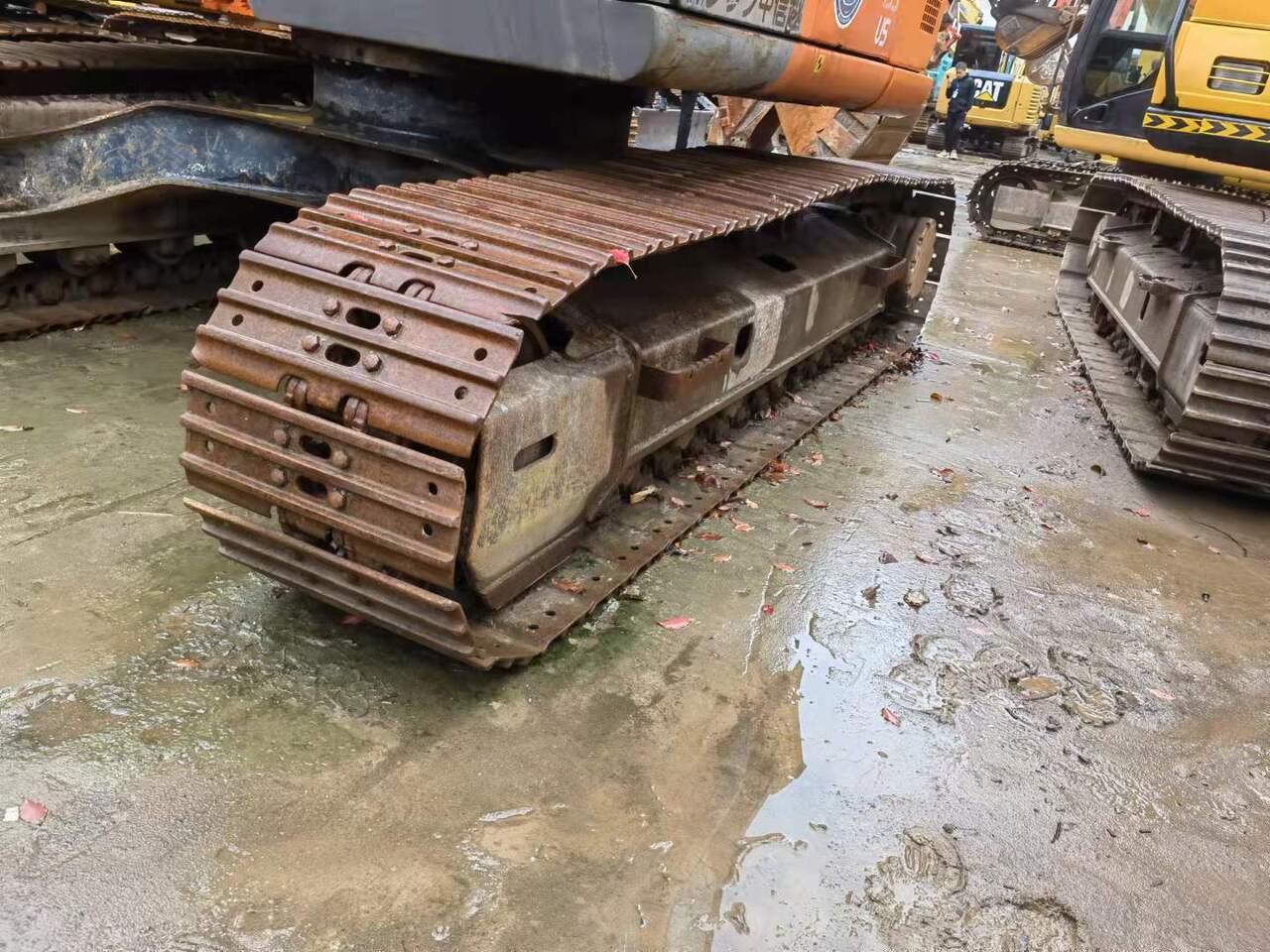 HITACHI ZX135US - Lánctalpas kotró: 4 kép. HITACHI ZX135US - Lánctalpas kotró: 4 kép.