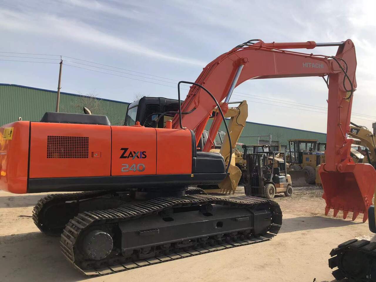 HITACHI ZX240 - Lánctalpas kotró: 2 kép. HITACHI ZX240 - Lánctalpas kotró: 2 kép.