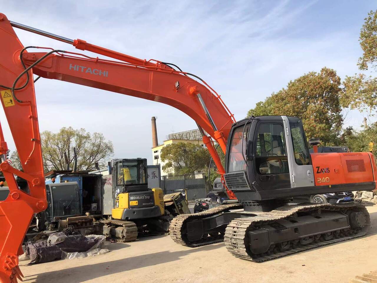 HITACHI ZX240 - Lánctalpas kotró: 2 kép. HITACHI ZX240 - Lánctalpas kotró: 2 kép.