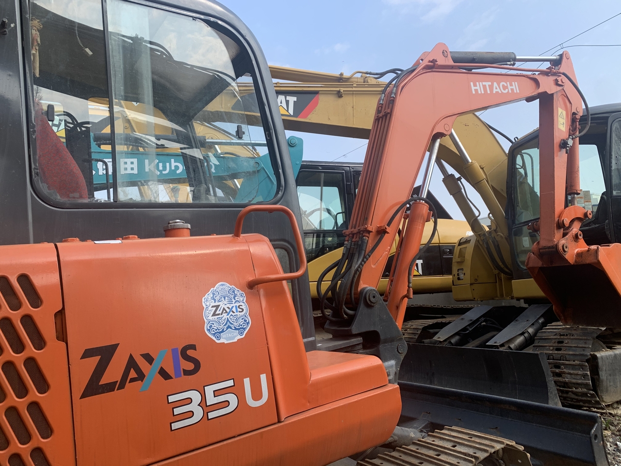 HITACHI ZX35U - Minikotró: 3 kép. HITACHI ZX35U - Minikotró: 3 kép.