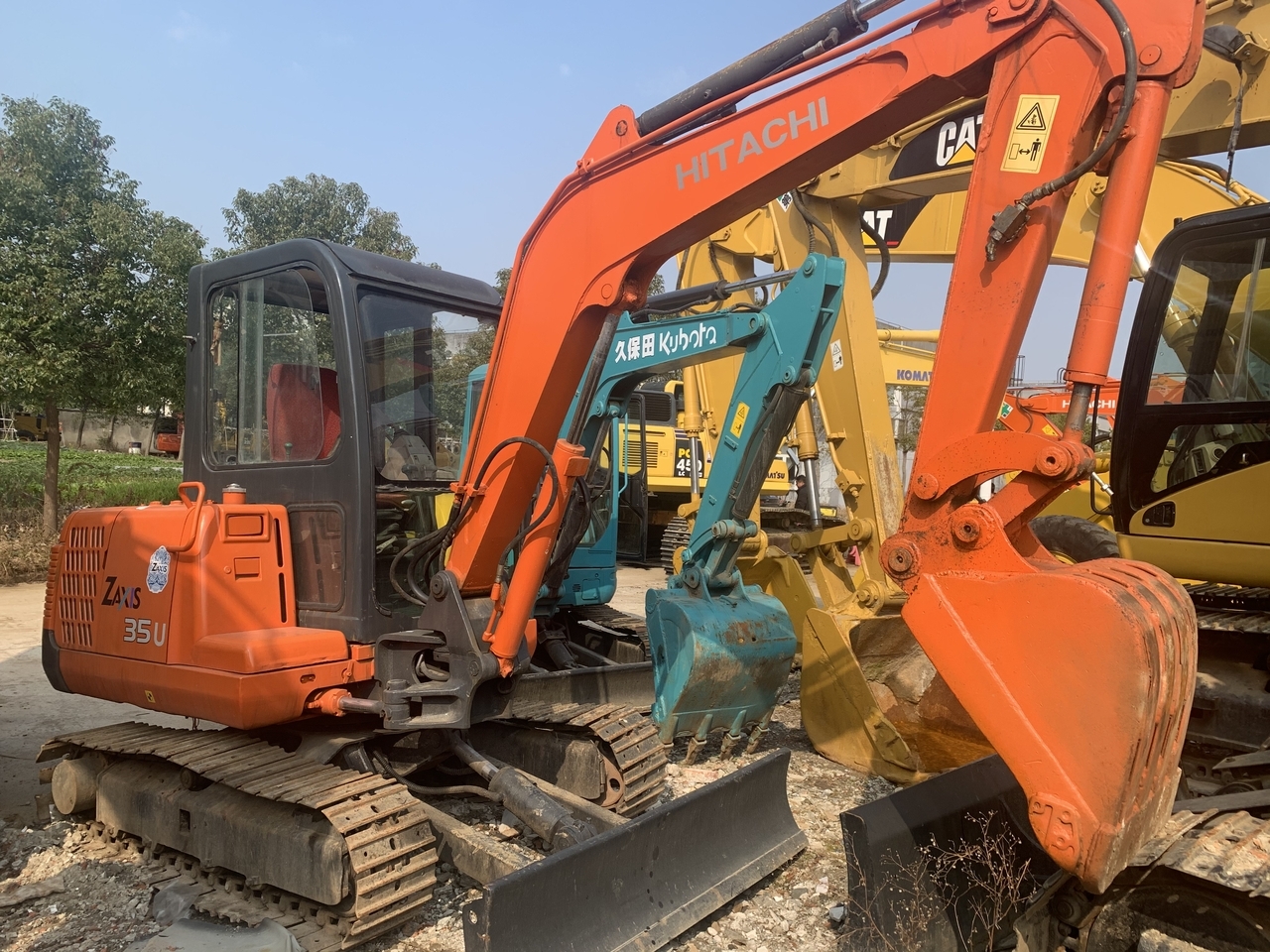 HITACHI ZX35U-mini excavator - Minikotró: 1 kép. HITACHI ZX35U-mini excavator - Minikotró: 1 kép.