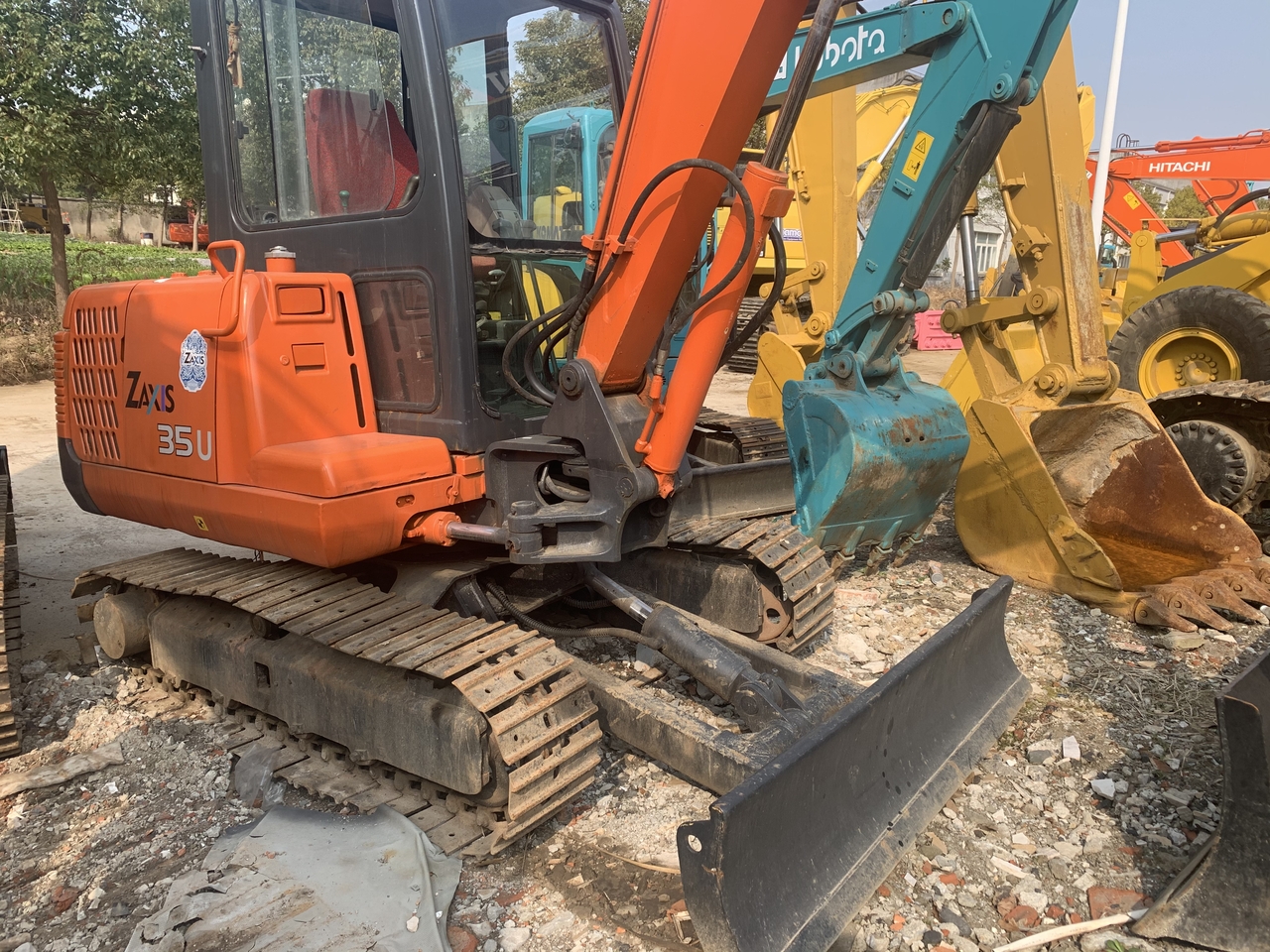 HITACHI ZX35U-mini excavator - Minikotró: 4 kép. HITACHI ZX35U-mini excavator - Minikotró: 4 kép.