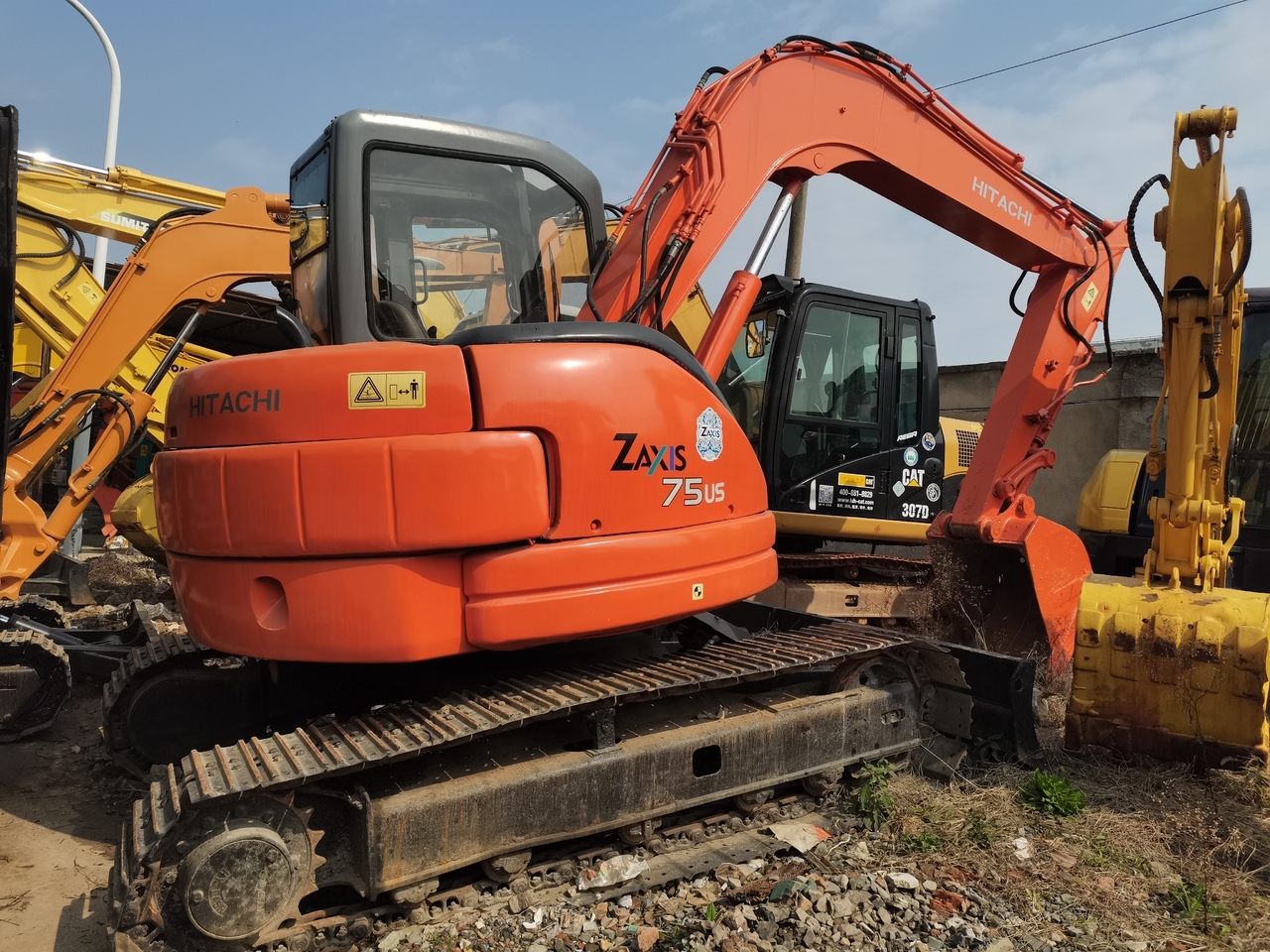 HITACHI ZX75 - Lánctalpas kotró: 2 kép. HITACHI ZX75 - Lánctalpas kotró: 2 kép.
