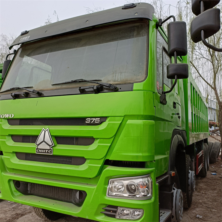HOWO 8x4 375hp - Billenőplatós teherautó: 2 kép. HOWO 8x4 375hp - Billenőplatós teherautó: 2 kép.