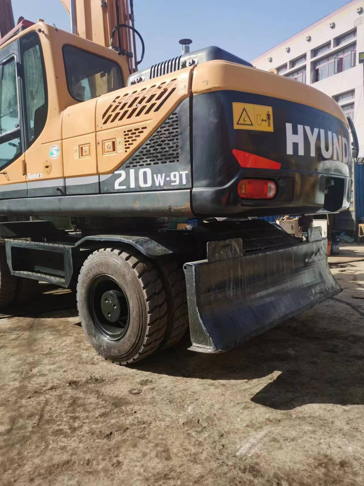 HYUNDAI 210W-9 - Gumikerekes kotró: 4 kép. HYUNDAI 210W-9 - Gumikerekes kotró: 4 kép.