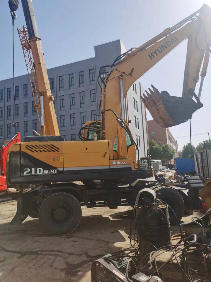 HYUNDAI 210W-9 - Gumikerekes kotró: 1 kép. HYUNDAI 210W-9 - Gumikerekes kotró: 1 kép.