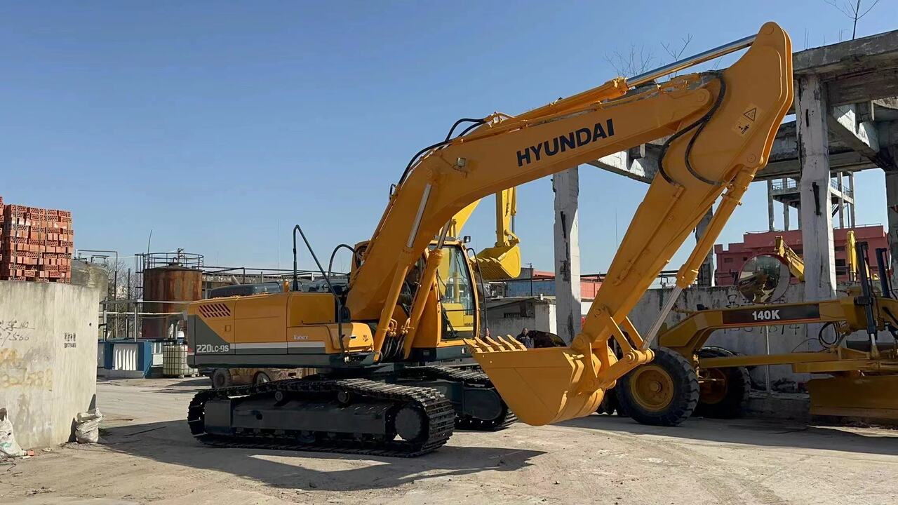 HYUNDAI 220LC-9S - Lánctalpas kotró: 3 kép. HYUNDAI 220LC-9S - Lánctalpas kotró: 3 kép.