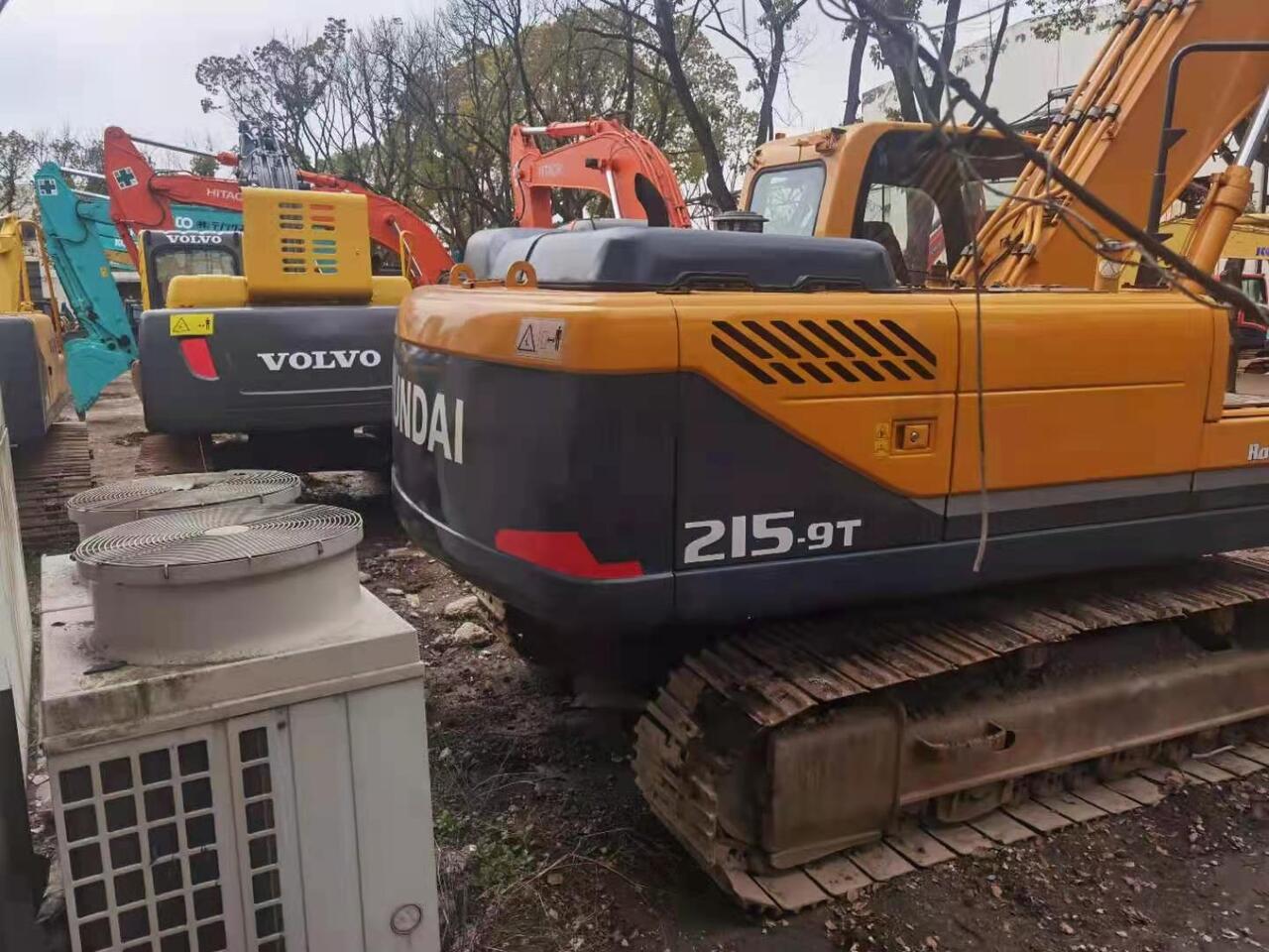 HYUNDAI R215-9T - Lánctalpas kotró: 4 kép. HYUNDAI R215-9T - Lánctalpas kotró: 4 kép.