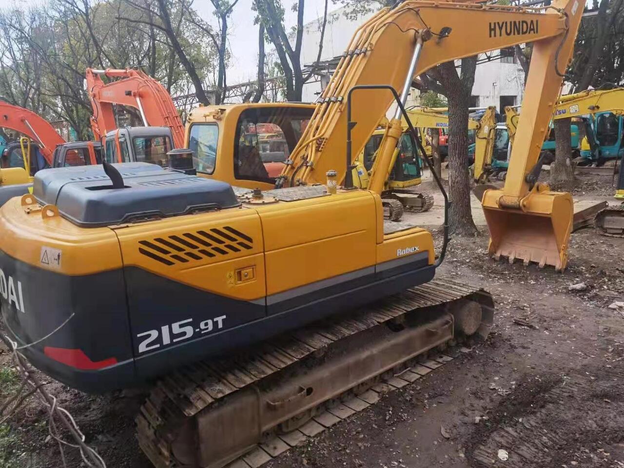 HYUNDAI R215-9T - Lánctalpas kotró: 2 kép. HYUNDAI R215-9T - Lánctalpas kotró: 2 kép.