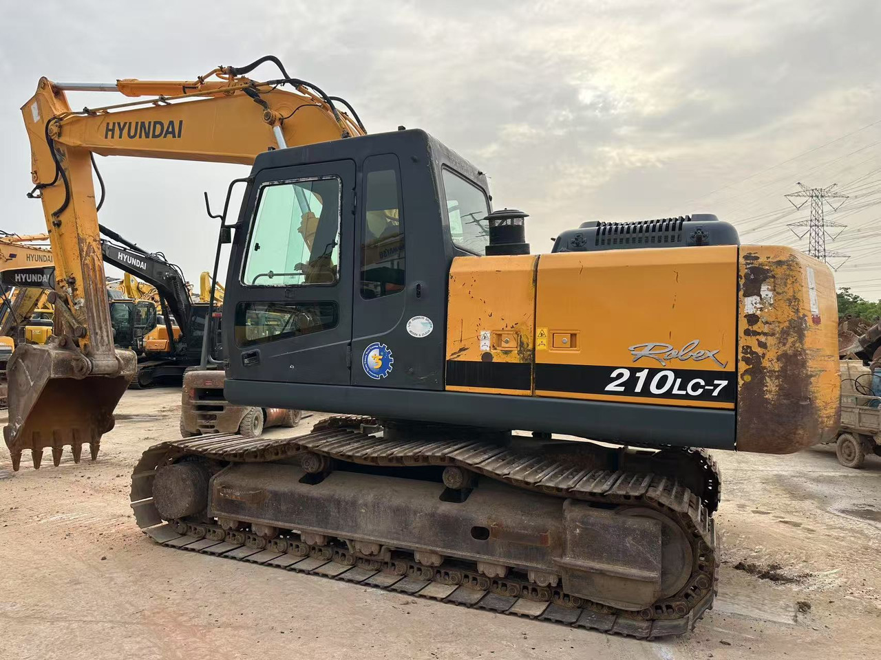 Hyundai R210LC-7 - Lánctalpas kotró: 5 kép. Hyundai R210LC-7 - Lánctalpas kotró: 5 kép.