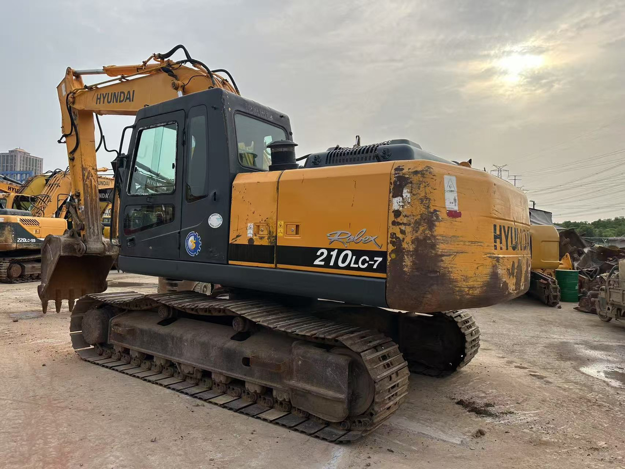 Hyundai R210LC-7 - Lánctalpas kotró: 2 kép. Hyundai R210LC-7 - Lánctalpas kotró: 2 kép.