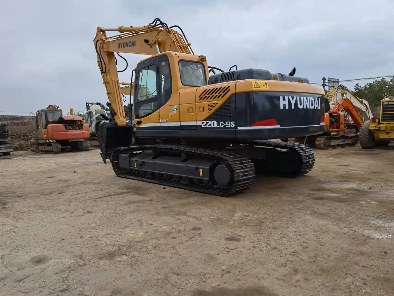 Hyundai R220LC-9S - Lánctalpas kotró: 2 kép. Hyundai R220LC-9S - Lánctalpas kotró: 2 kép.