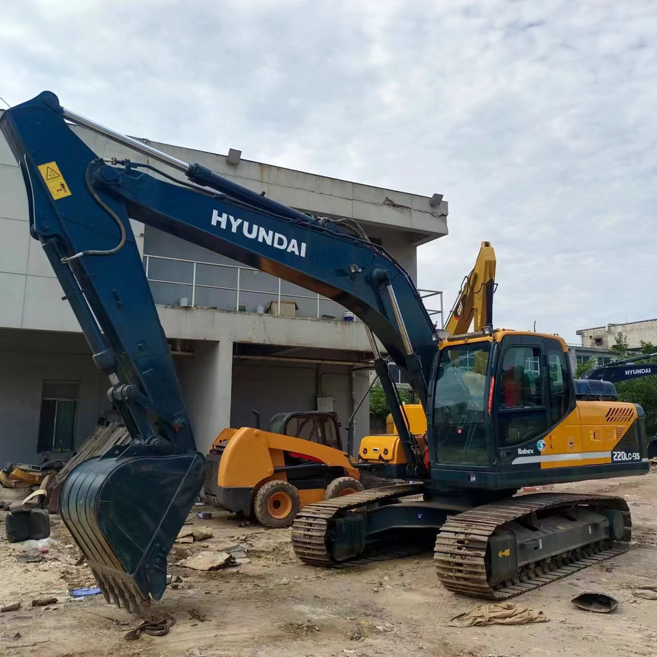 Hyundai R220LC-9S - Lánctalpas kotró: 1 kép. Hyundai R220LC-9S - Lánctalpas kotró: 1 kép.