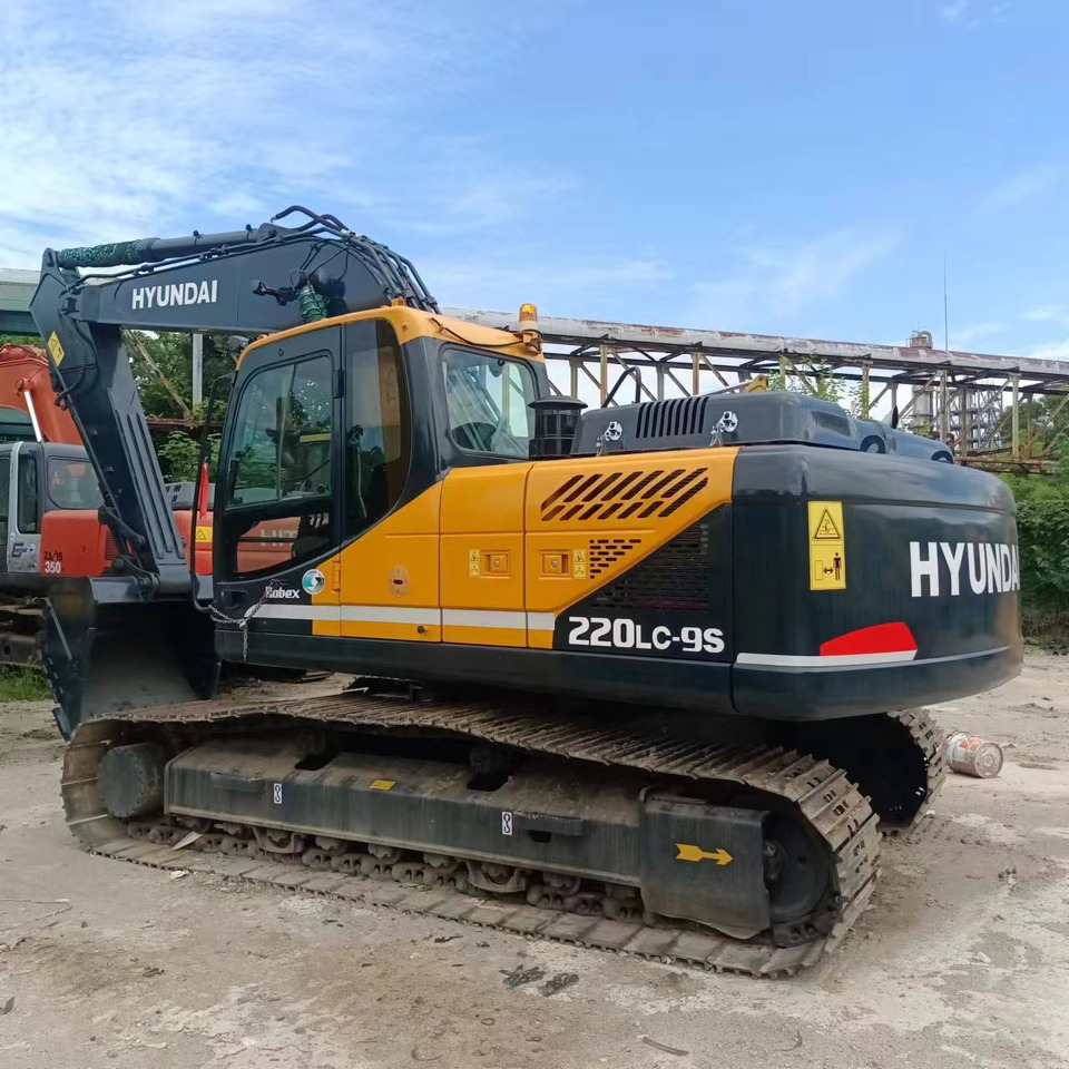 Hyundai R220LC-9S - Lánctalpas kotró: 3 kép. Hyundai R220LC-9S - Lánctalpas kotró: 3 kép.