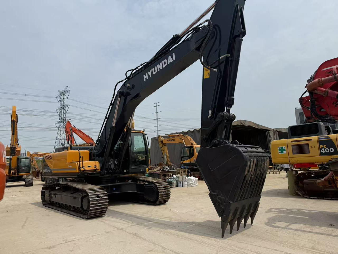 Hyundai R330LC-9S - Lánctalpas kotró: 3 kép. Hyundai R330LC-9S - Lánctalpas kotró: 3 kép.