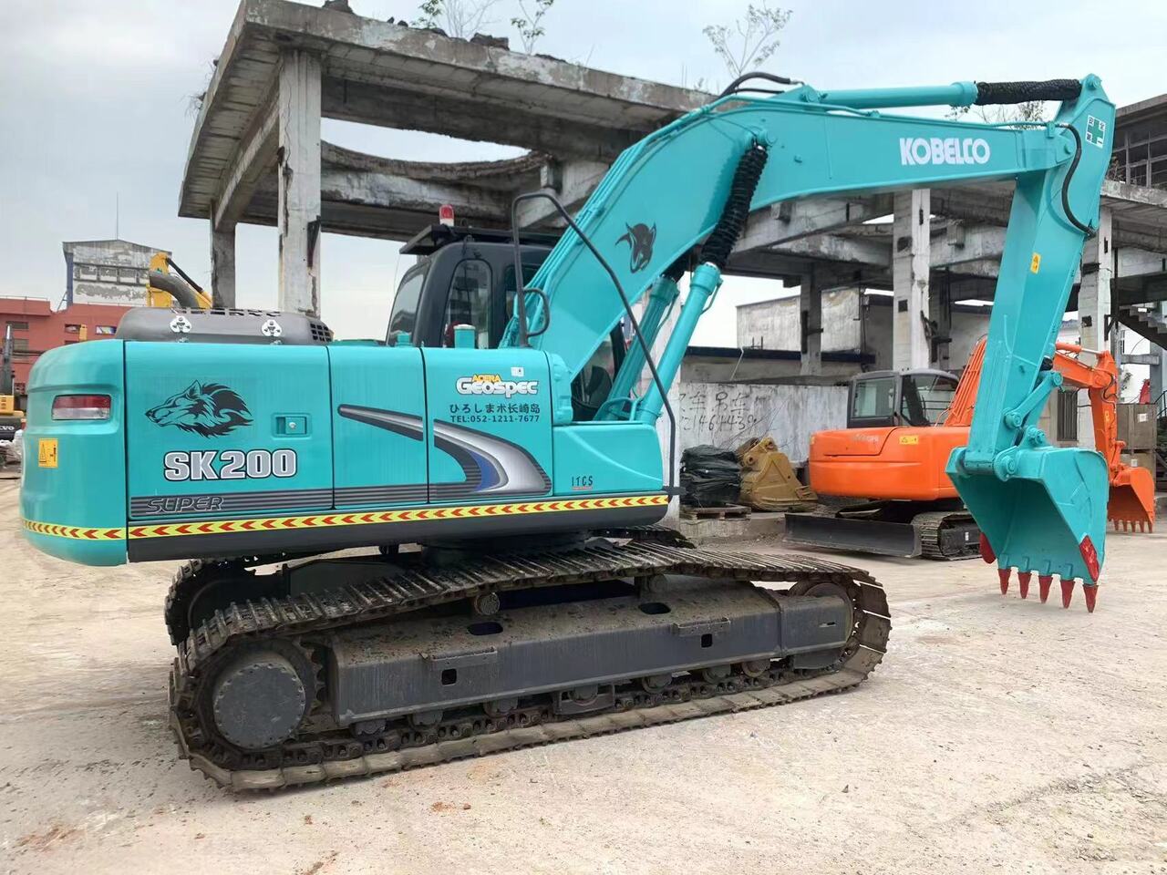 KOBELCO SK200-8 - Lánctalpas kotró: 2 kép. KOBELCO SK200-8 - Lánctalpas kotró: 2 kép.