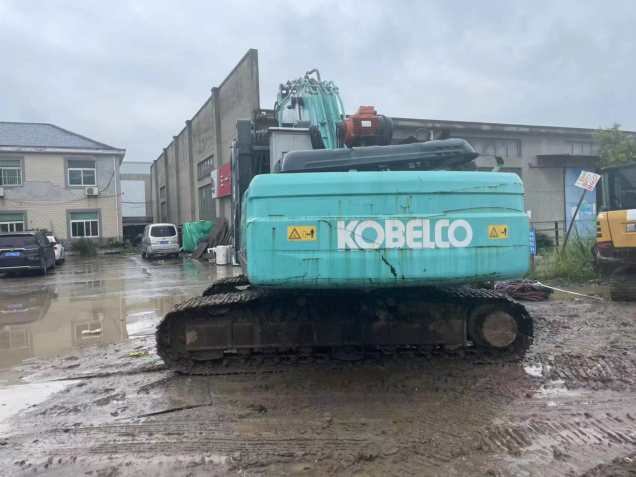 KOBELCO SK200-8 - Lánctalpas kotró: 5 kép. KOBELCO SK200-8 - Lánctalpas kotró: 5 kép.