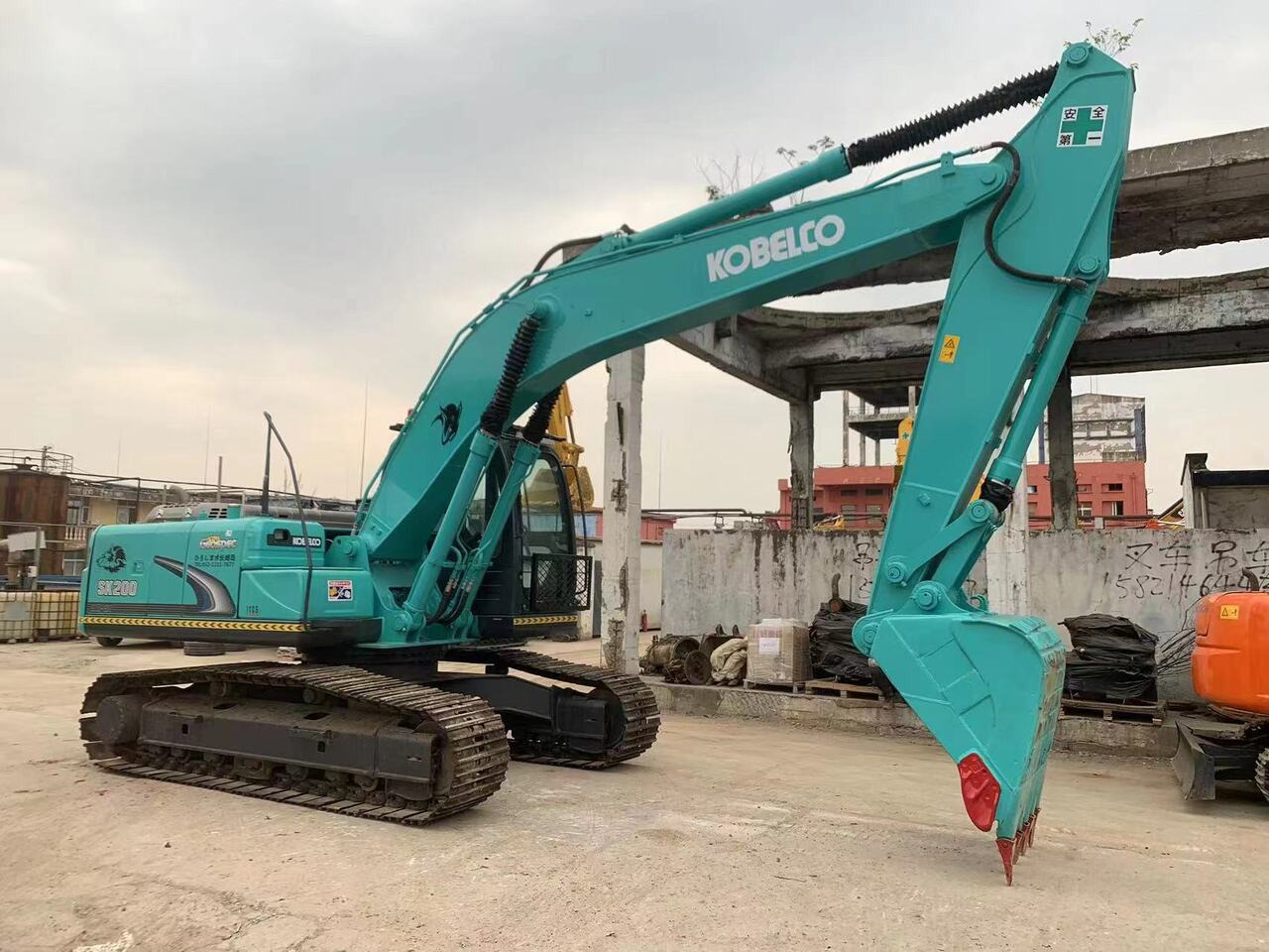 KOBELCO SK200-8-excavator - Lánctalpas kotró: 3 kép. KOBELCO SK200-8-excavator - Lánctalpas kotró: 3 kép.