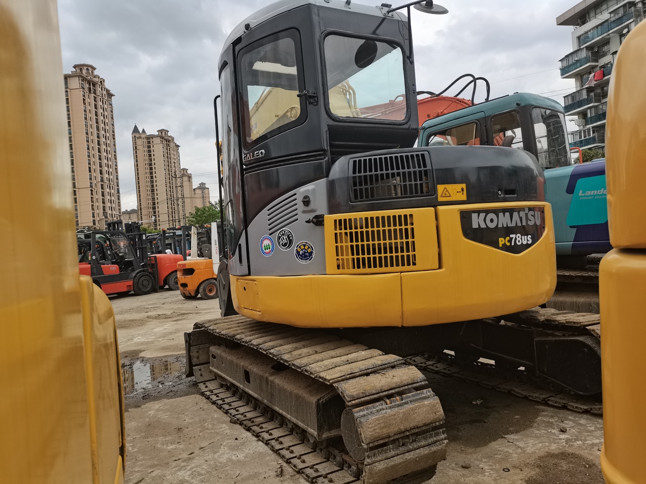 KOMATSU 78US - Minikotró: 2 kép. KOMATSU 78US - Minikotró: 2 kép.