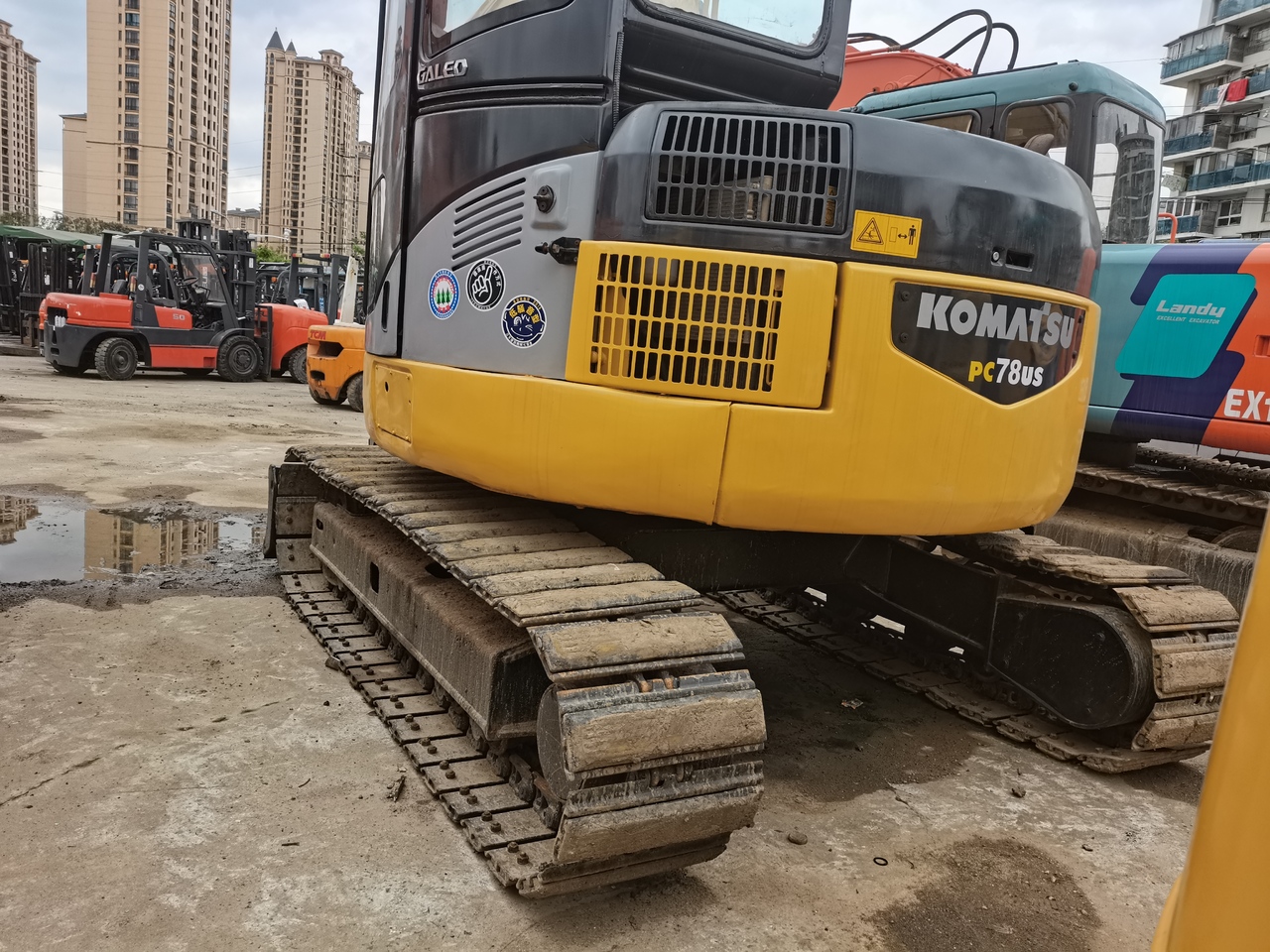 KOMATSU 78US - Minikotró: 3 kép. KOMATSU 78US - Minikotró: 3 kép.