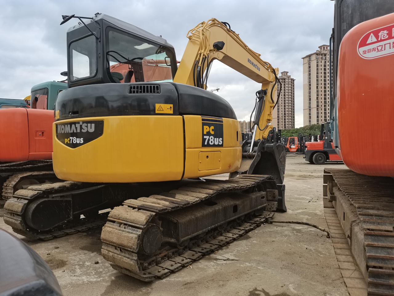 KOMATSU 78US - Minikotró: 4 kép. KOMATSU 78US - Minikotró: 4 kép.