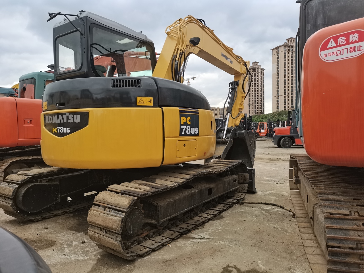 KOMATSU 78US - Minikotró: 1 kép. KOMATSU 78US - Minikotró: 1 kép.