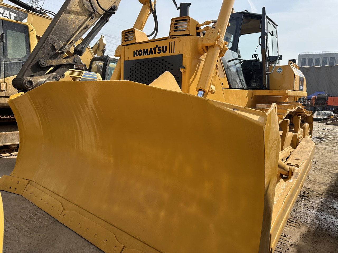 KOMATSU D155A-2 - Buldózer: 4 kép. KOMATSU D155A-2 - Buldózer: 4 kép.