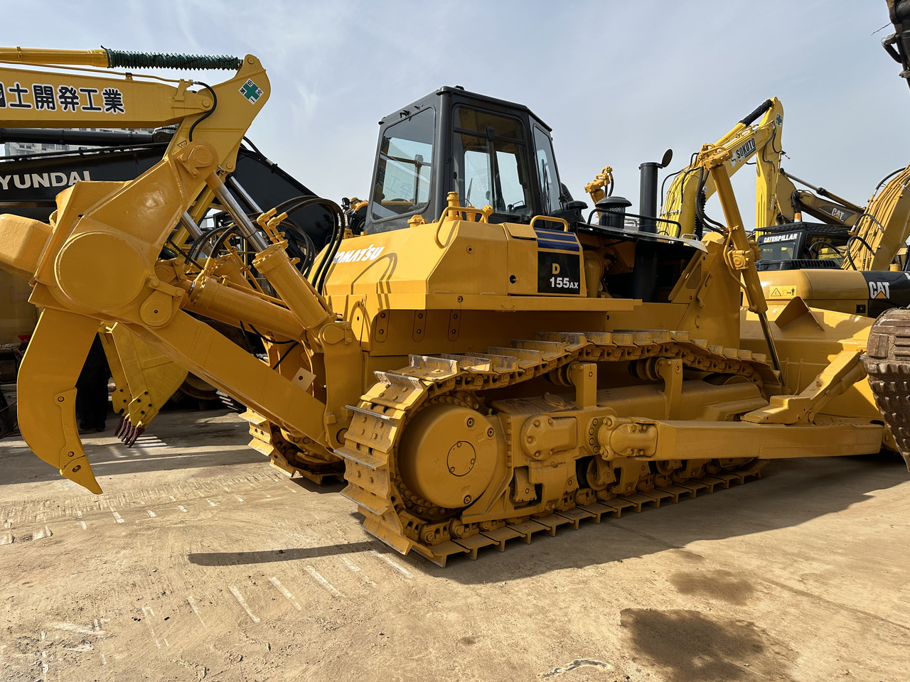KOMATSU D155A-2 - Buldózer: 1 kép. KOMATSU D155A-2 - Buldózer: 1 kép.