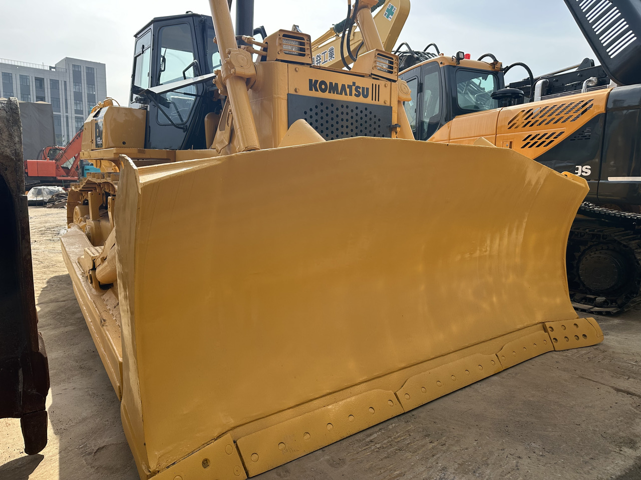KOMATSU D155A-2 - Buldózer: 3 kép. KOMATSU D155A-2 - Buldózer: 3 kép.