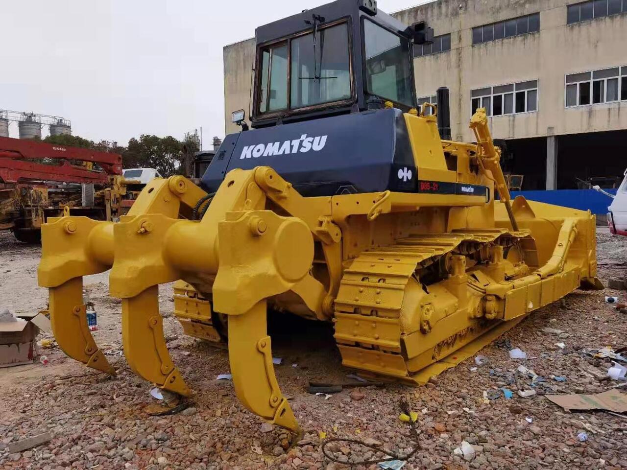 KOMATSU D85-21 - Buldózer: 3 kép. KOMATSU D85-21 - Buldózer: 3 kép.