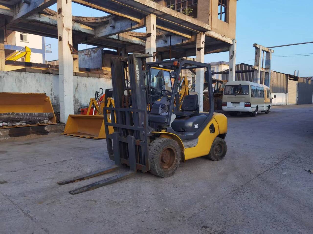 KOMATSU FD30 - Ollós emelő: 1 kép. KOMATSU FD30 - Ollós emelő: 1 kép.