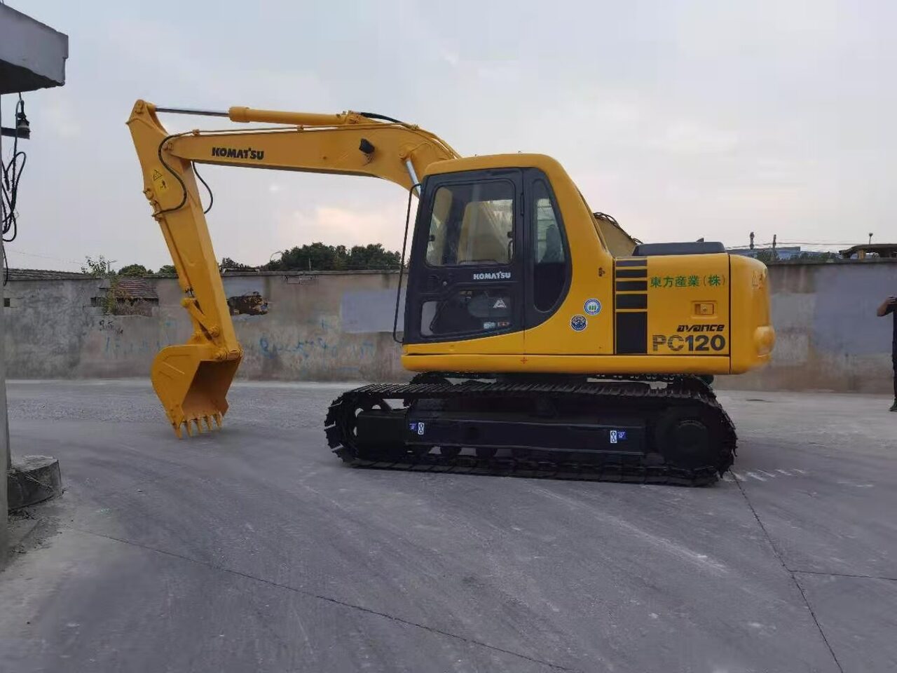 KOMATSU PC120-6 - Lánctalpas kotró: 2 kép. KOMATSU PC120-6 - Lánctalpas kotró: 2 kép.