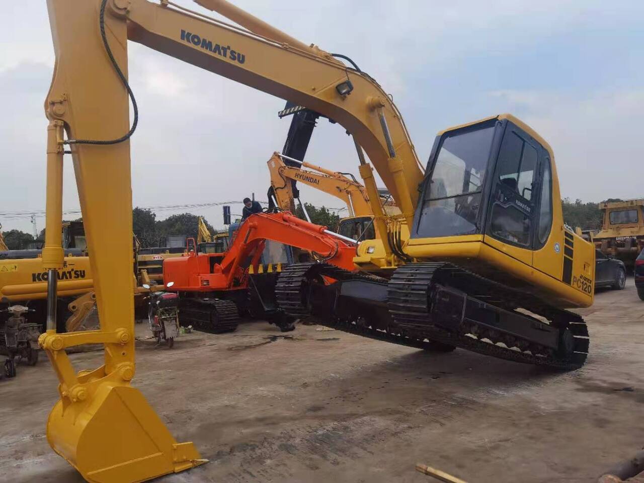 KOMATSU PC120-6 - Lánctalpas kotró: 5 kép. KOMATSU PC120-6 - Lánctalpas kotró: 5 kép.